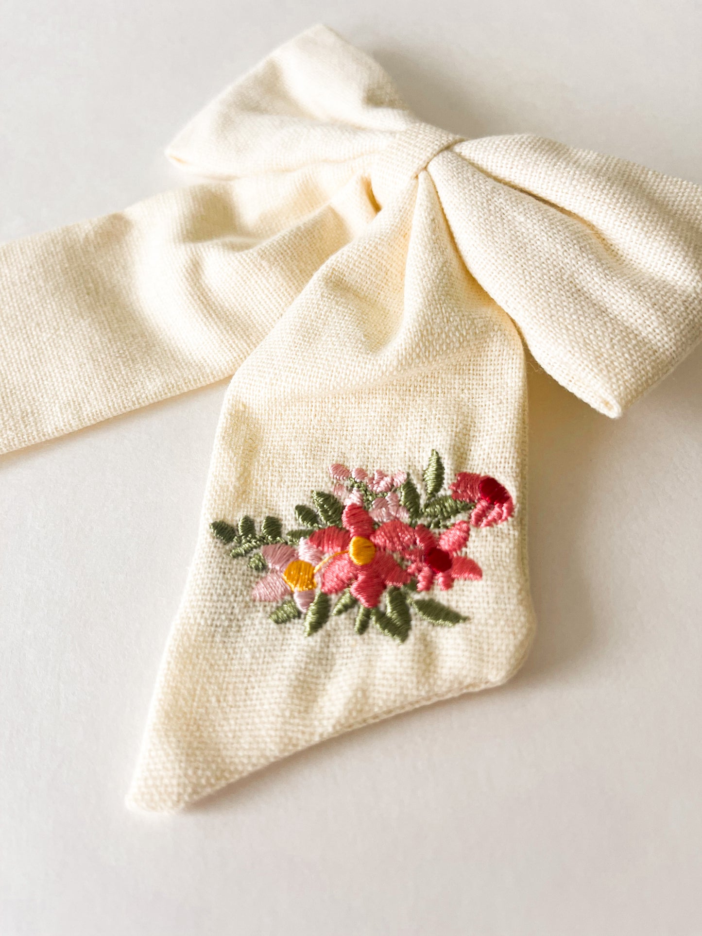 Embroidered off-white bow hair clip