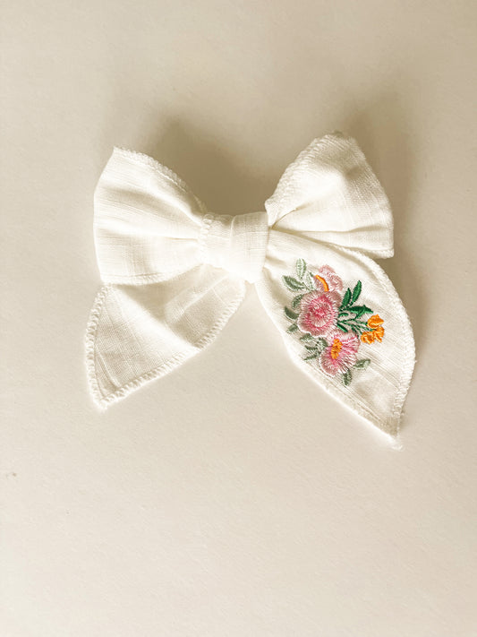 Embroidered white bow hair clip